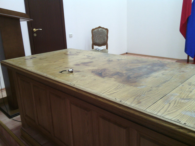 ремонт стола деревянного с покрытием из ткани в зале судебных заседаний Белгородского областного суда