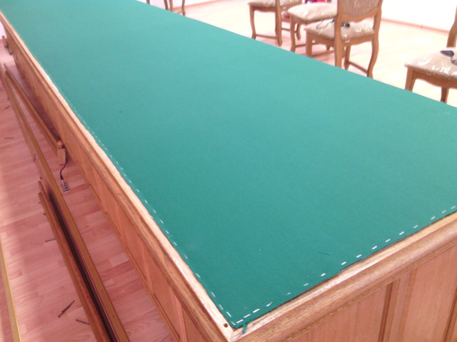 ремонт стола деревянного с покрытием из ткани в зале судебных заседаний Белгородского областного суда