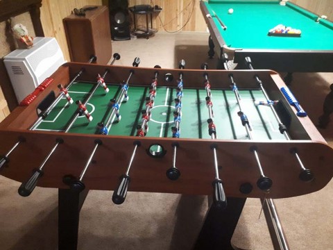 Стол для настольного футбола и игровой стол в игровой комнате